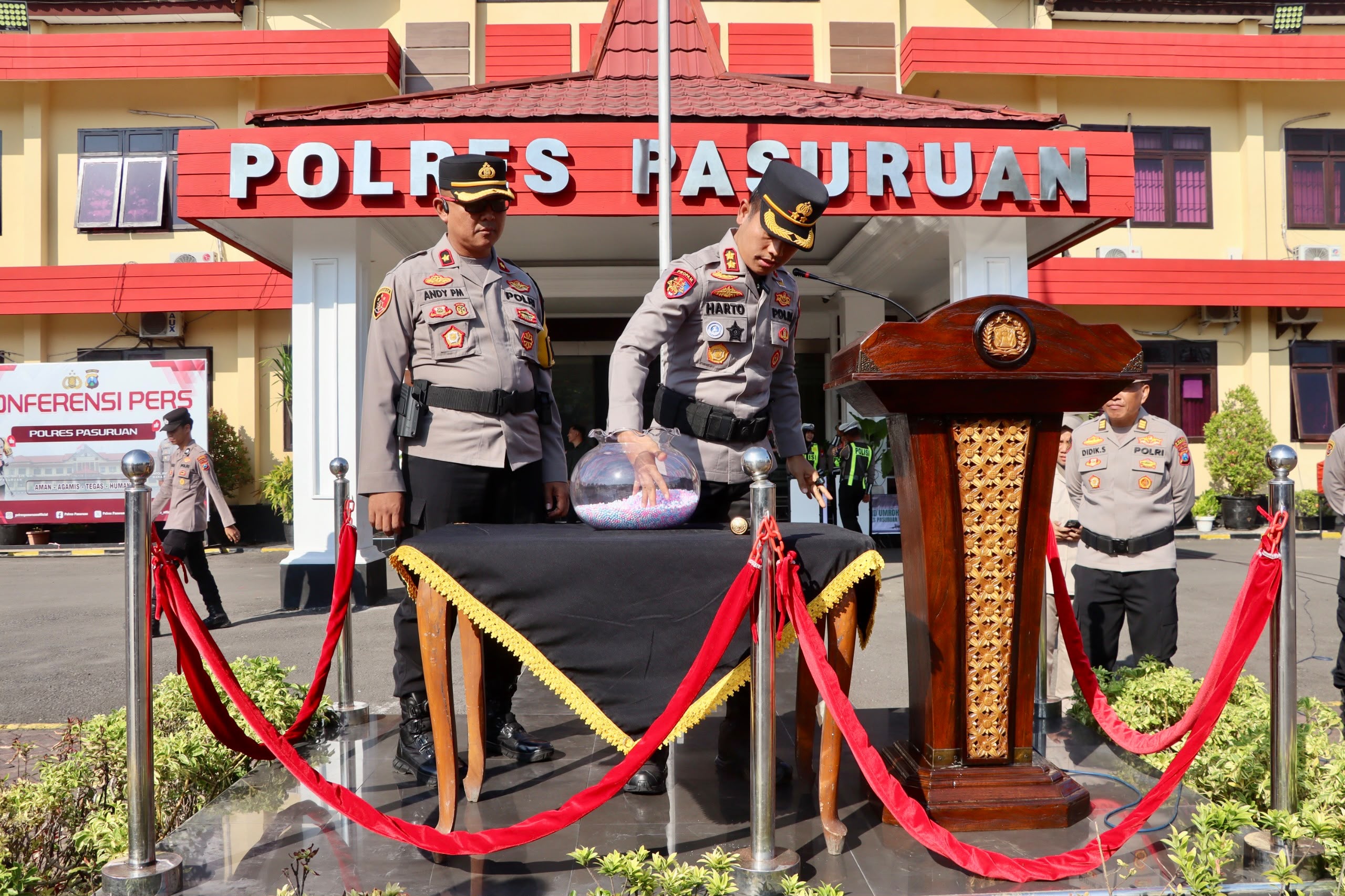 Kapolres Pasuruan Apresiasi Anggota Teladan dengan Hadiah Umroh ke Tanah Suci