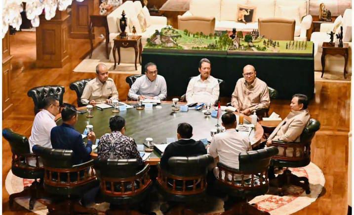 Presiden Prabowo Subianto menerima Menteri Kelautan dan Perikanan Sakti Wahyu Trenggono serta Menteri Investasi